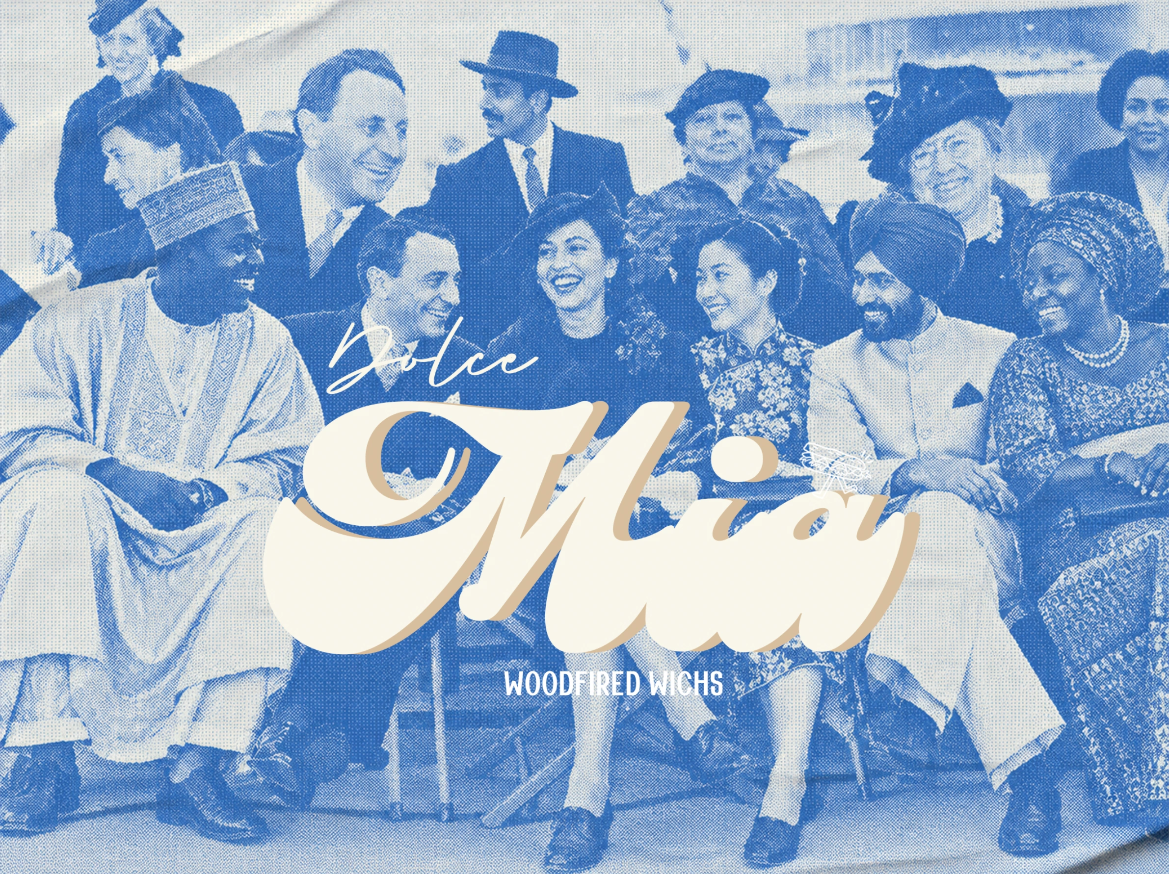 Tableau La grande famiglia : une grande scène de groupe multiculturelle en trame bleue, avec le logo Dolce Mia au centre